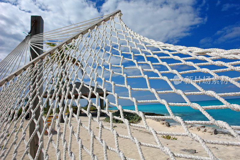 沙滩上的吊床做放松/巴哈马度假